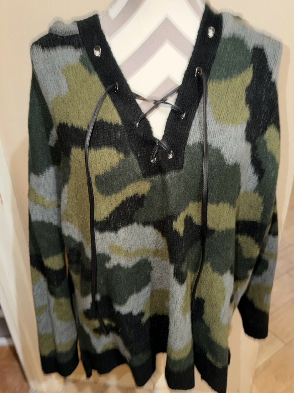 Lace-Up V-Neck Camo Sweater with hood - Green/Black Rock & Republic 2xl